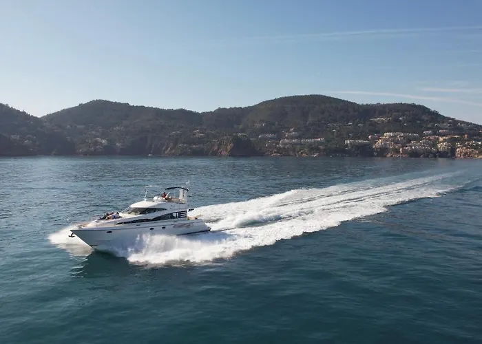 Superbe Yacht Dans Le Port De Cannes