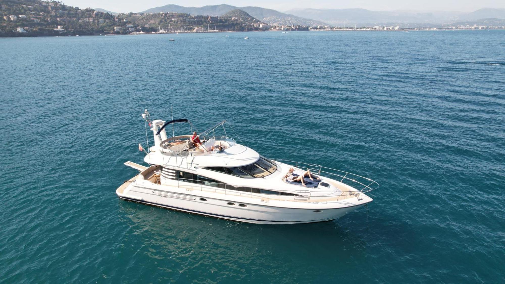 Superbe Yacht Dans Le Port De Cannes