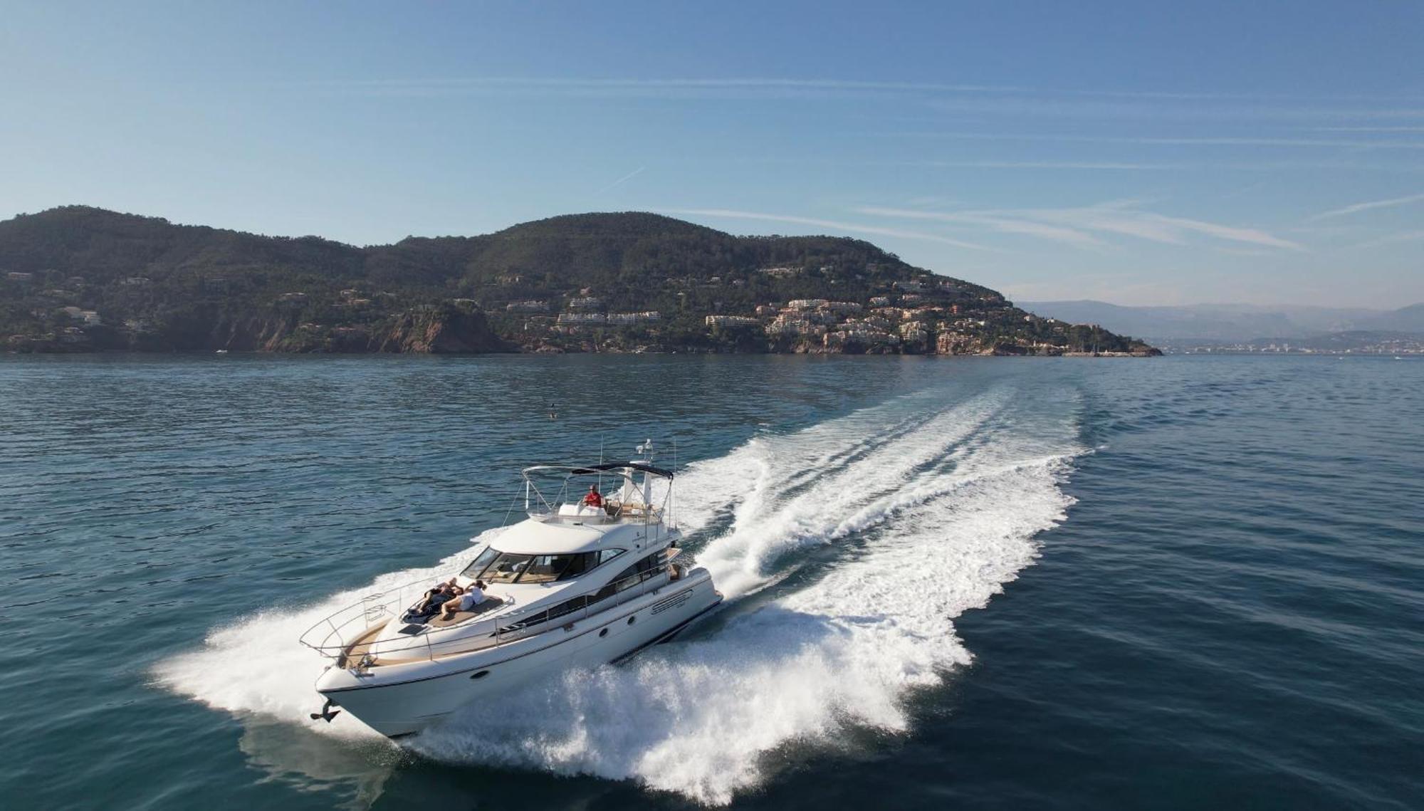 Superbe Yacht Dans Le Port De Botel