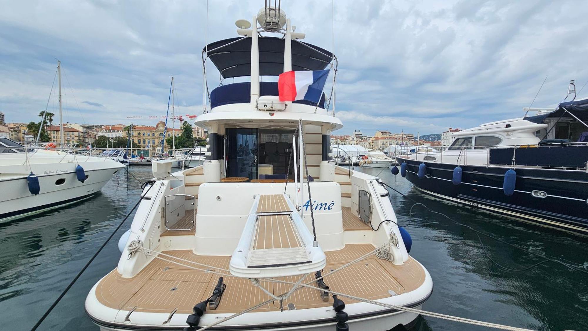 Superbe Yacht Dans Le Port De Botel *